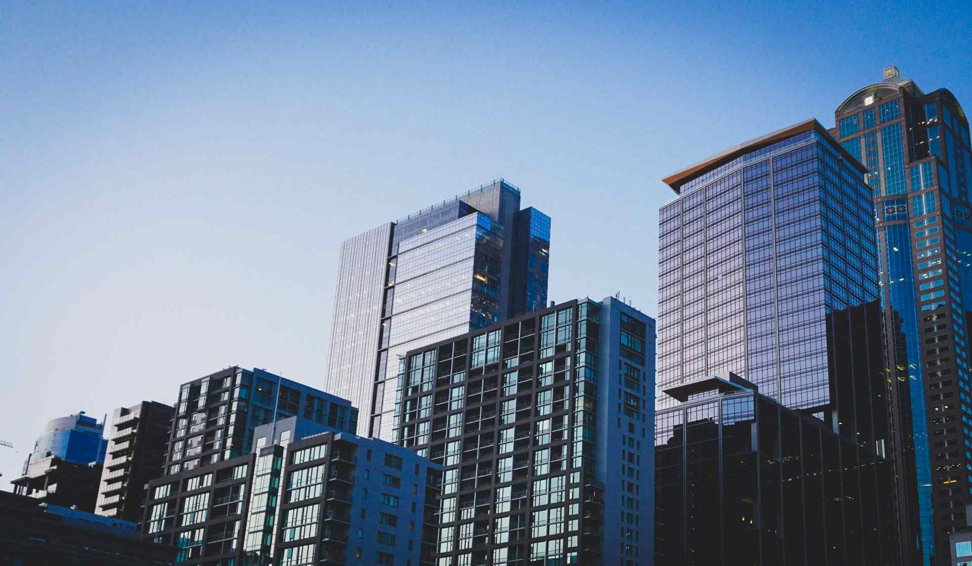 Hochhaus mit weißen und blauen Glaswänden