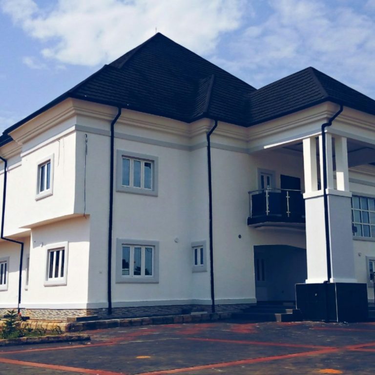 Mietverwaltung Moderne, zweistöckige, weiße Gebäude mit mehreren Fenstern und einem Balkon.